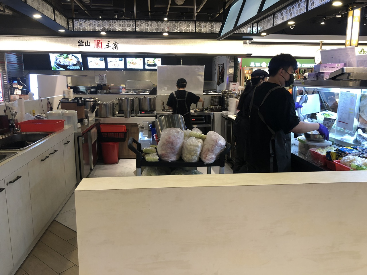 【滷台味】台北微風南山地下街的台味美食|雞腿飯、牛三寶麵一次收服味蕾的經典滷香 - 第10張圖